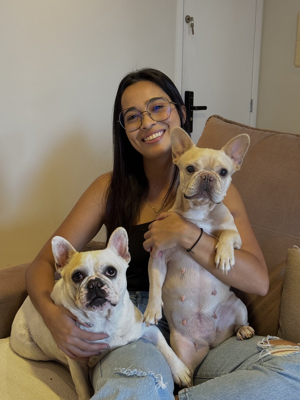 Jhennifer em casa com os dois bulldogs franceses