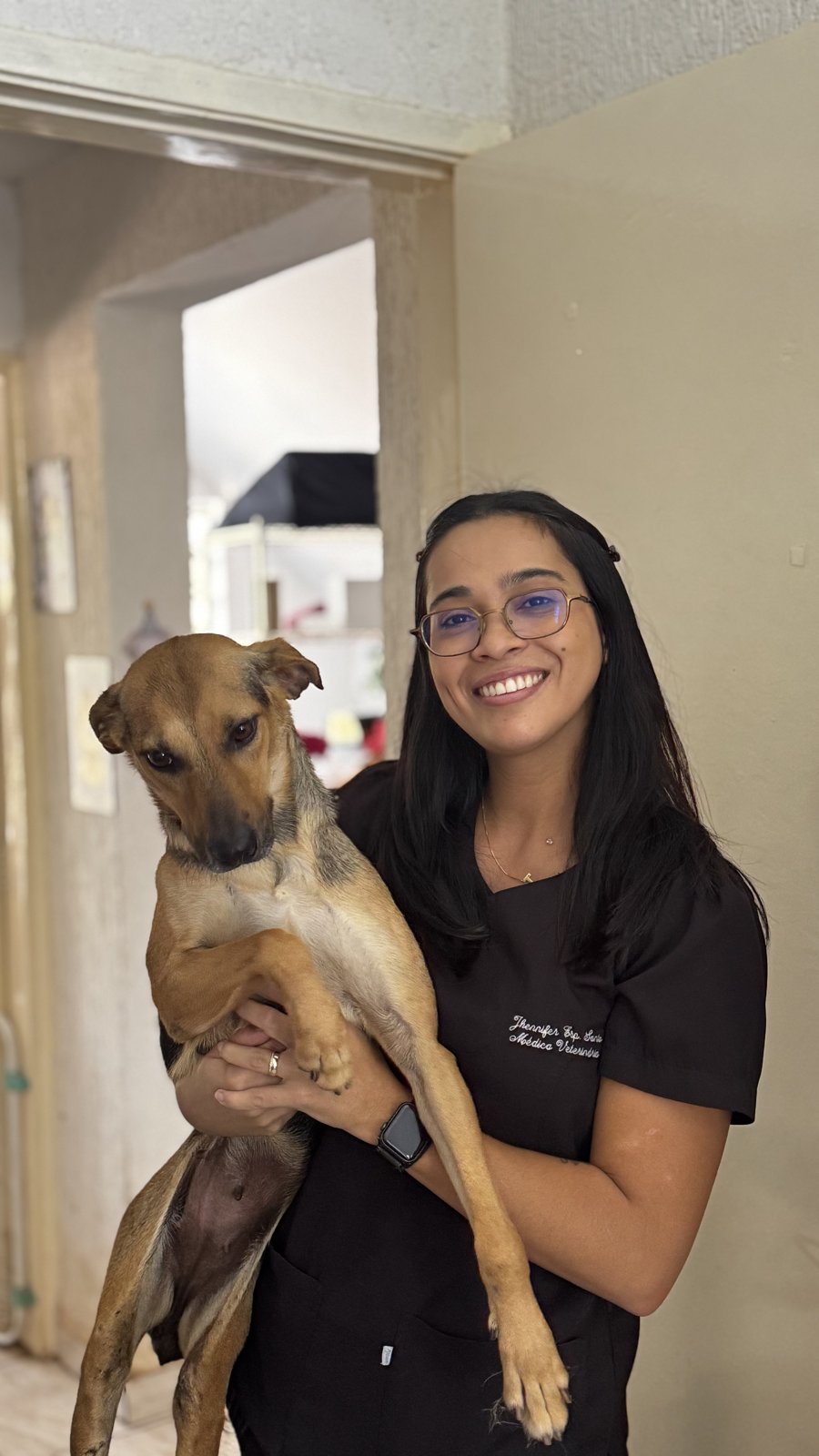 Jhennifer atendendo um paciente no consultório