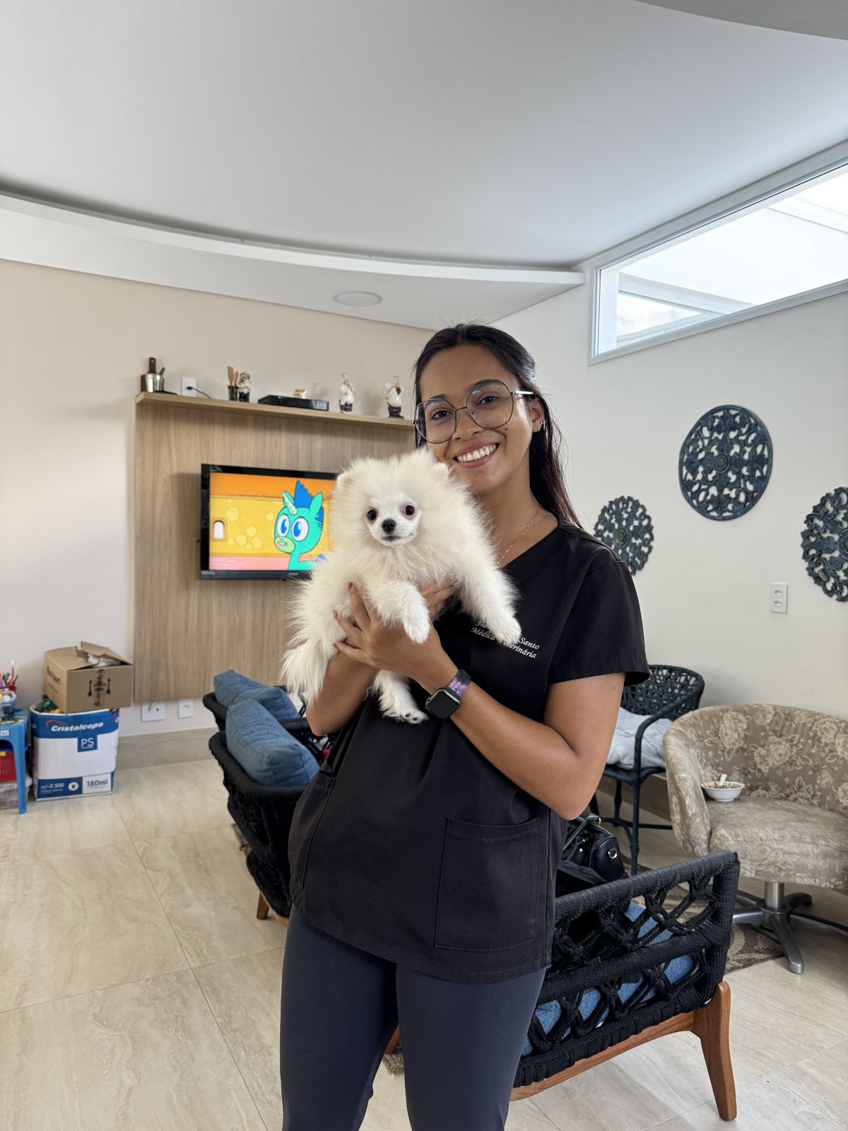 Jhennifer gravando vídeo com celular e microfone