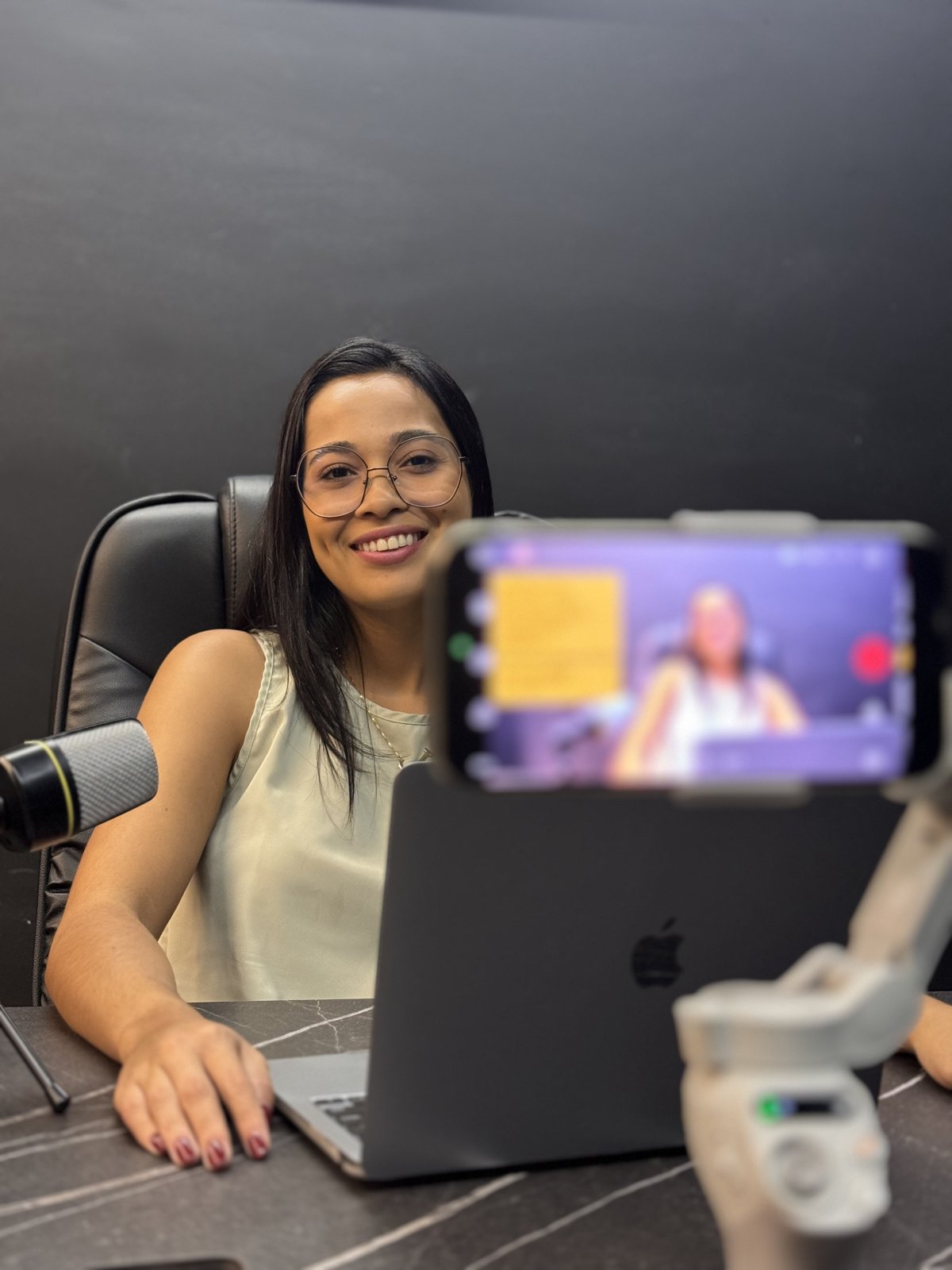 Jhennifer gravando conteúdo em estúdio caseiro