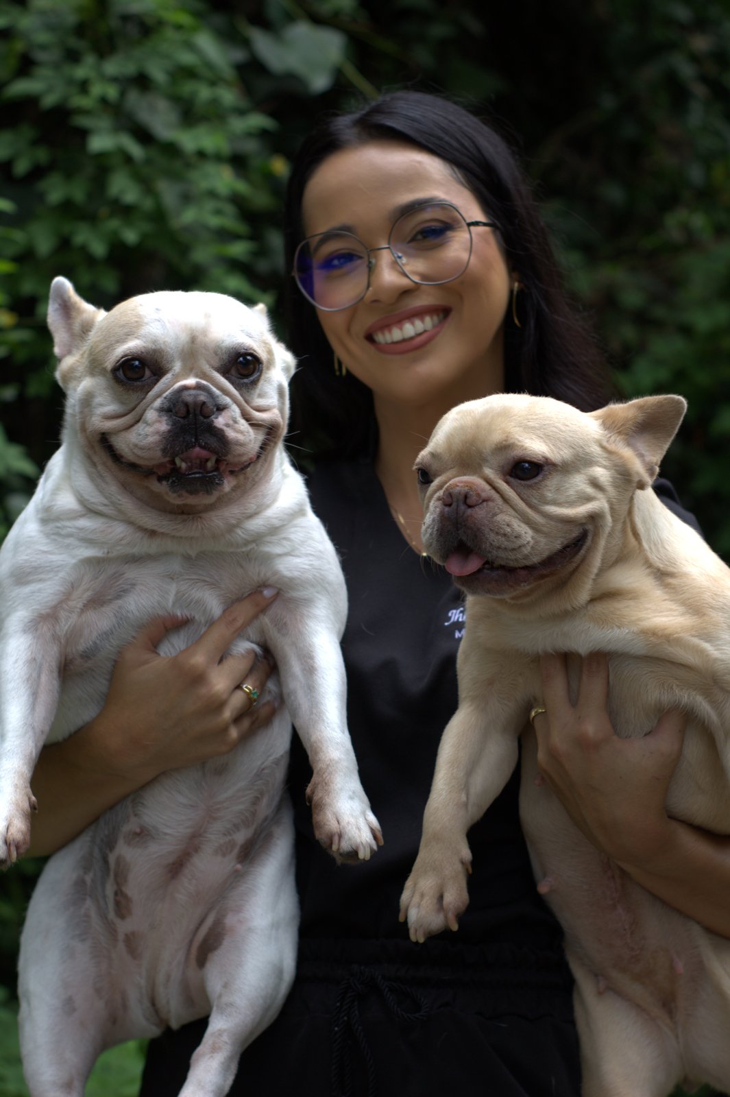 Dra. Jhennifer Espírito Santo com seus dois bulldogs franceses