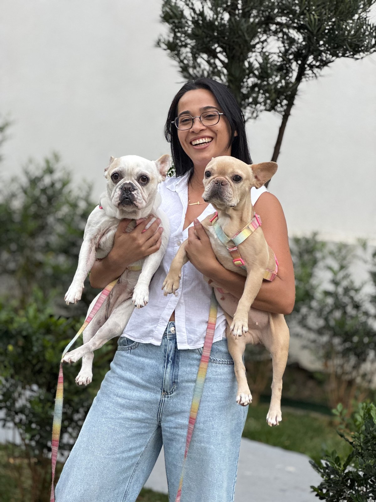 Jhennifer passeando com os dois bulldogs franceses