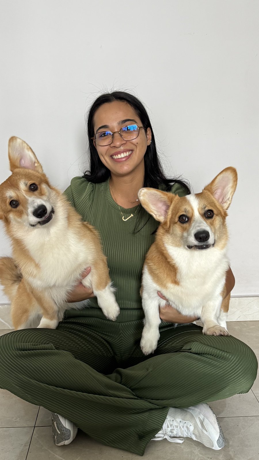 Jhennifer com dois corgis, pacientes do consultório