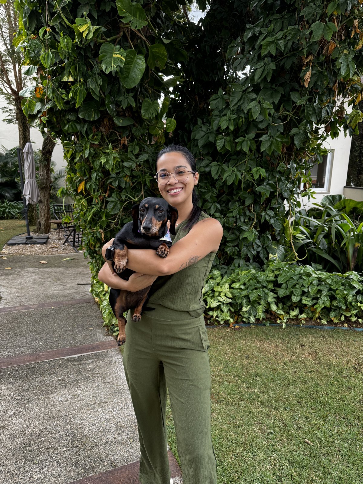 Jhennifer com um dachshund, paciente do consultório