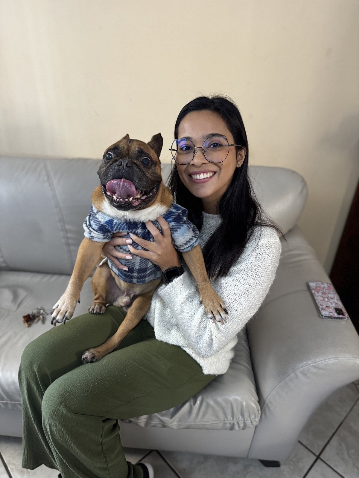 Jhennifer com um bulldog francês fulvo, paciente do consultório