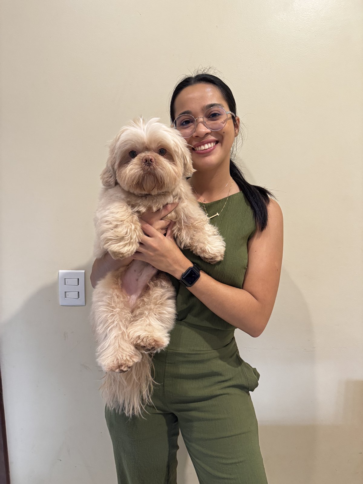 Jhennifer com um shih tzu, paciente do consultório